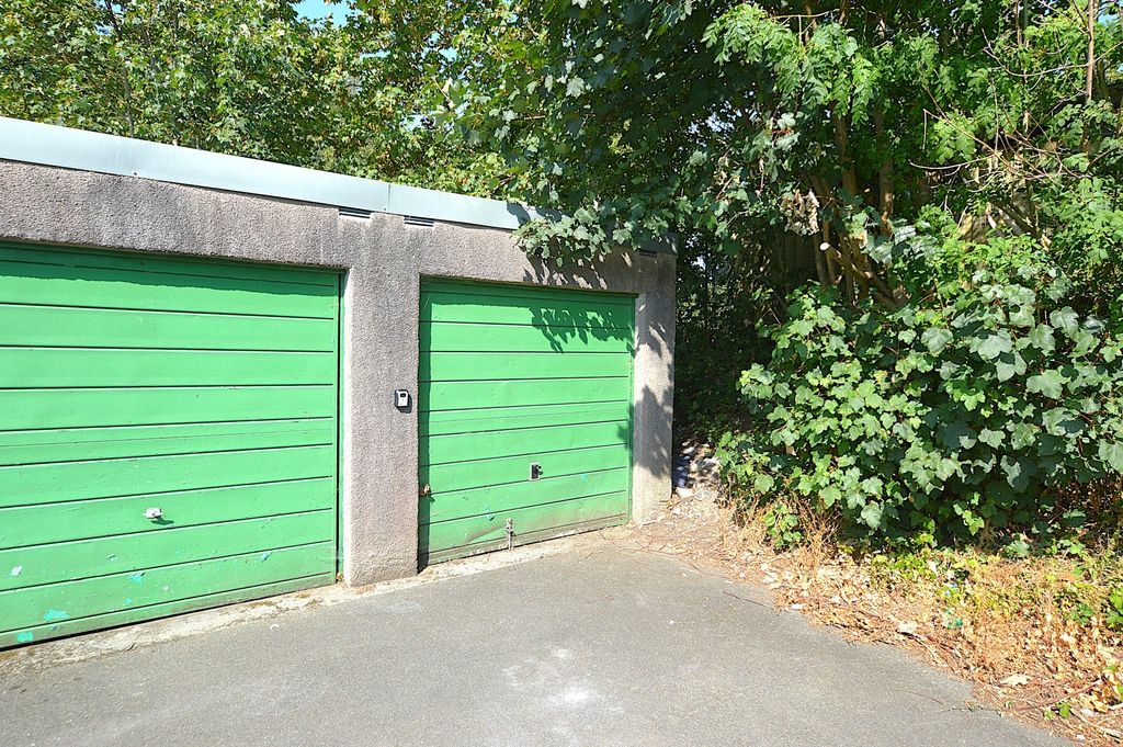 Property photo 1 of 2 Garage External