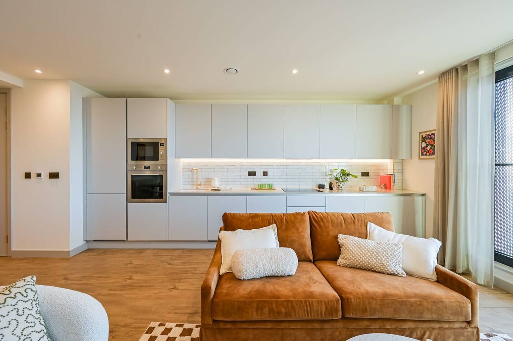 Property photo 2 of 28