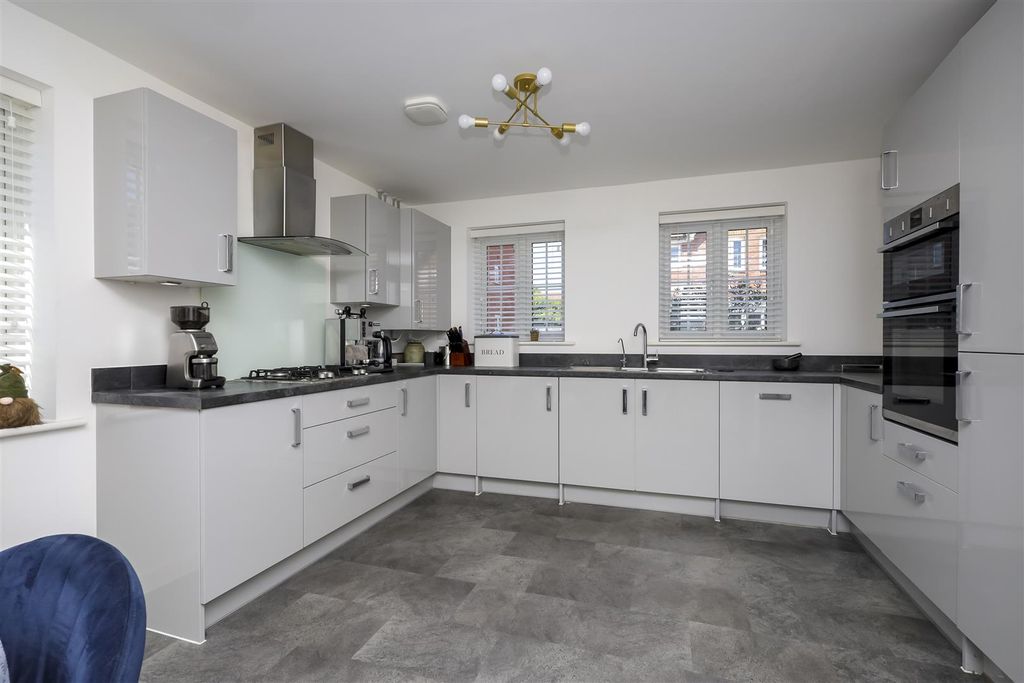 Property photo 2 of 25 14 Kings Road, Ringmer, Bn8 5Fs (22).Jpg