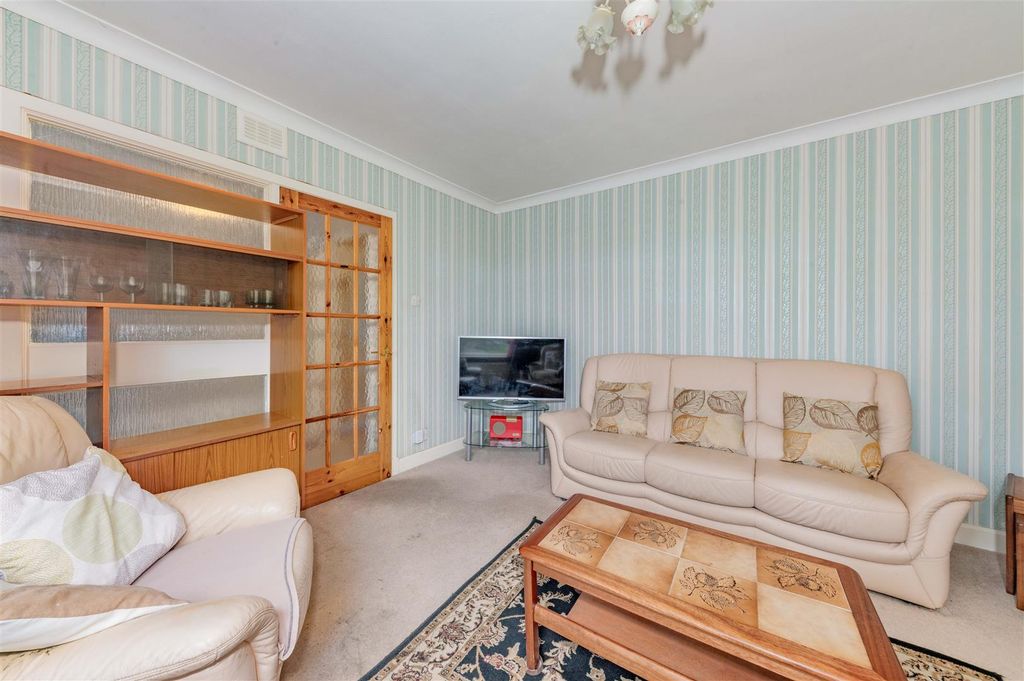 Property photo 3 of 19 35 Falkland Crescent Bf-11.Jpg
