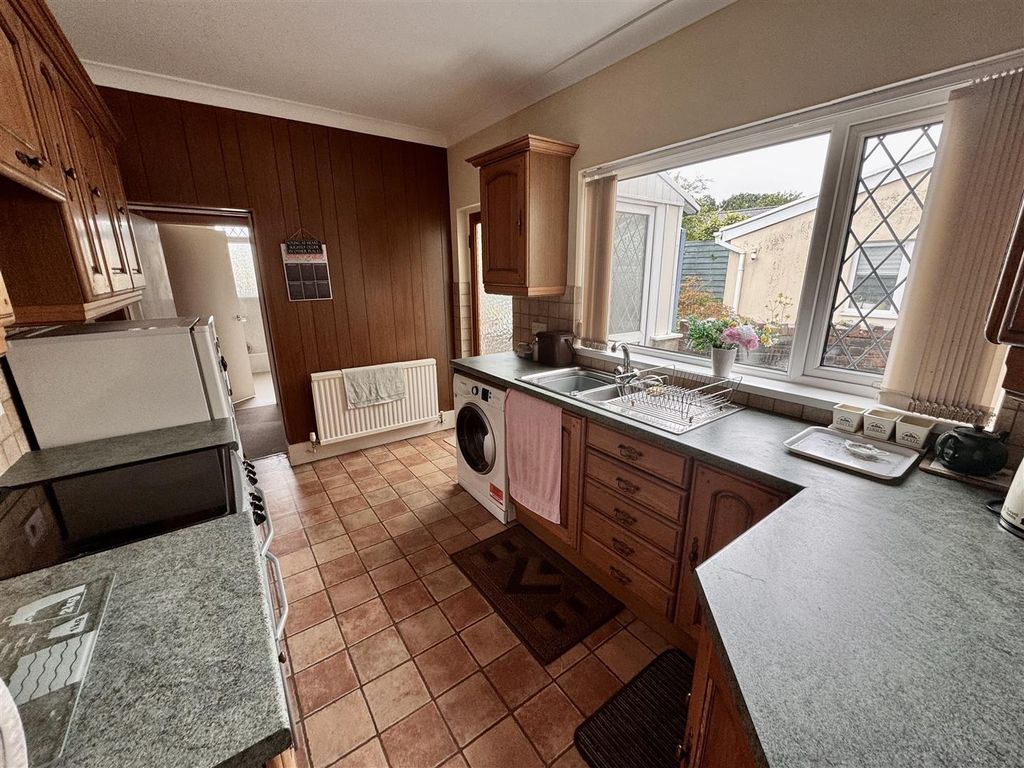 Property photo 3 of 10 Kitchen