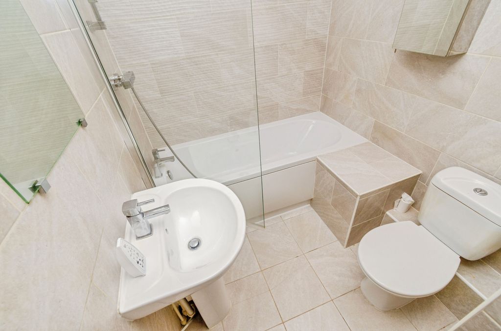Property photo 2 of 20 Bathroom