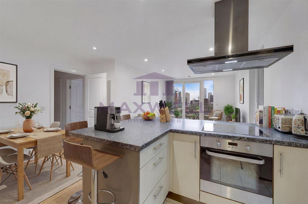 Property photo 2 of 11 For Sale 2 Bed 2 Bath, E14 Maxwellproperties.Co.uk