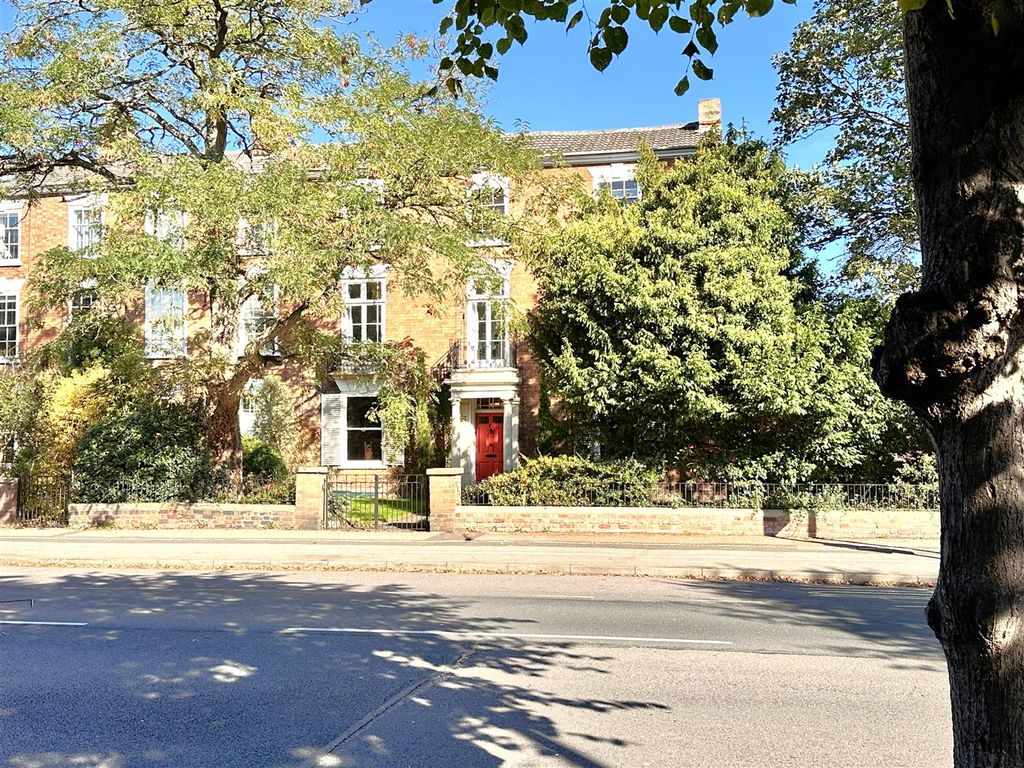 Property photo 1 of 21 Front Aspect 731