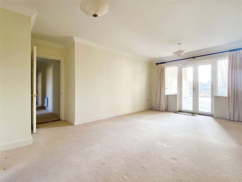 Property photo 3 of 16 Lounge