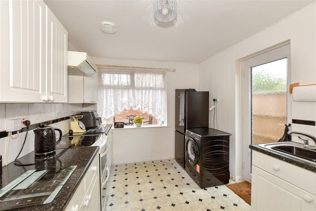 Property photo 3 of 12 Kitchen