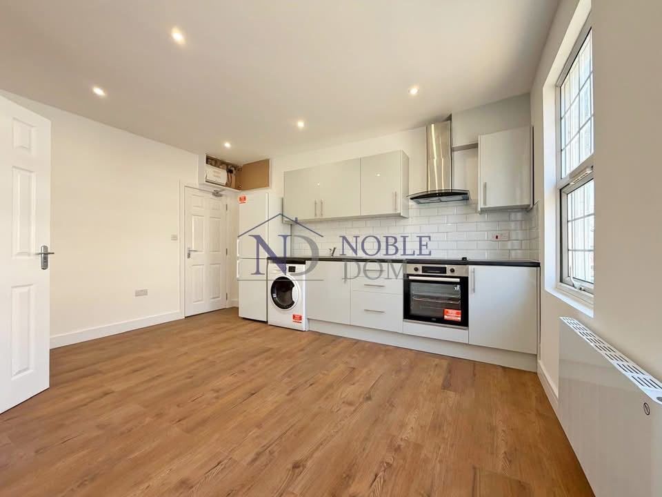 Property photo 1 of 4 Studio Flat In Hounslow