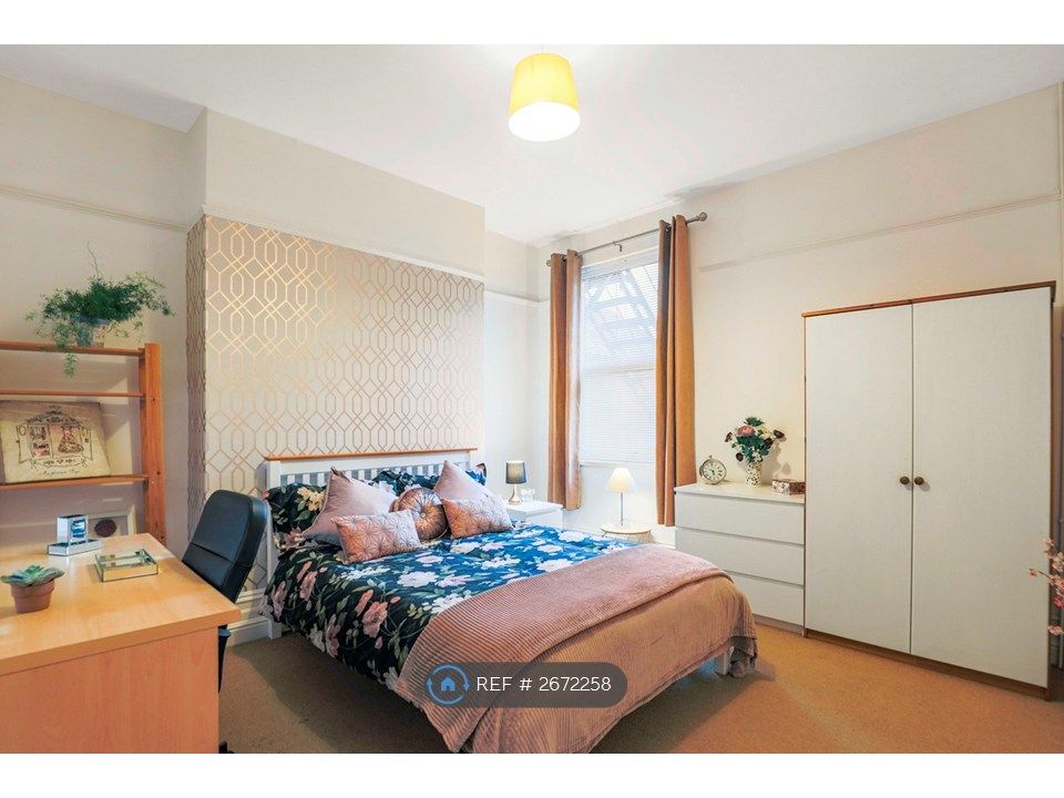 Property photo 3 of 11 Bedroom 2