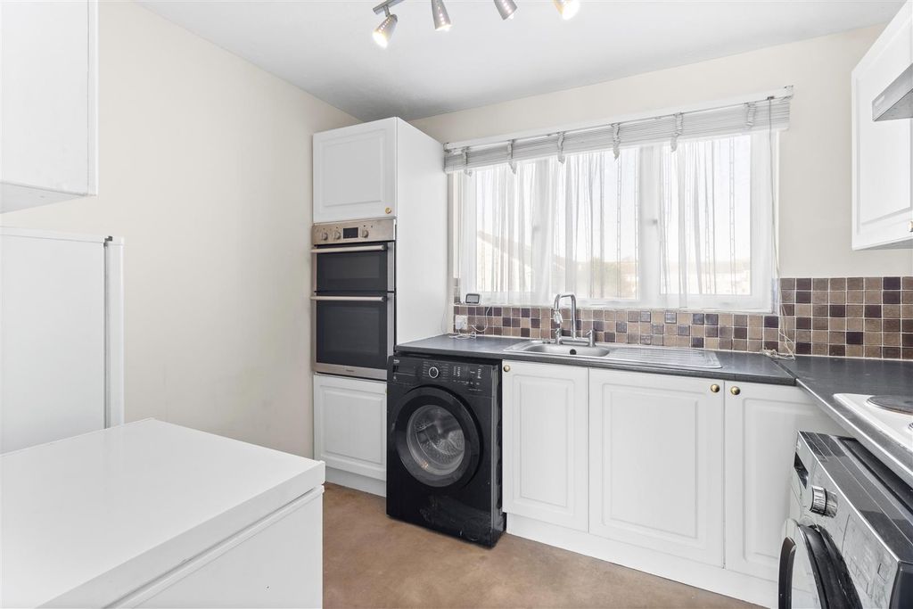 Property photo 2 of 11 Kitchen