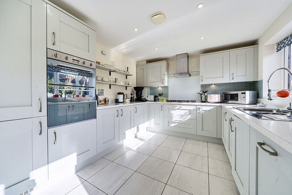 Property photo 3 of 16 Kitchen