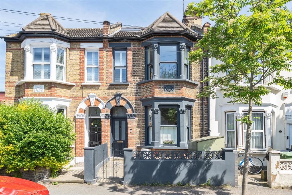 Property photo 1 of 35 Somerset Road, E17