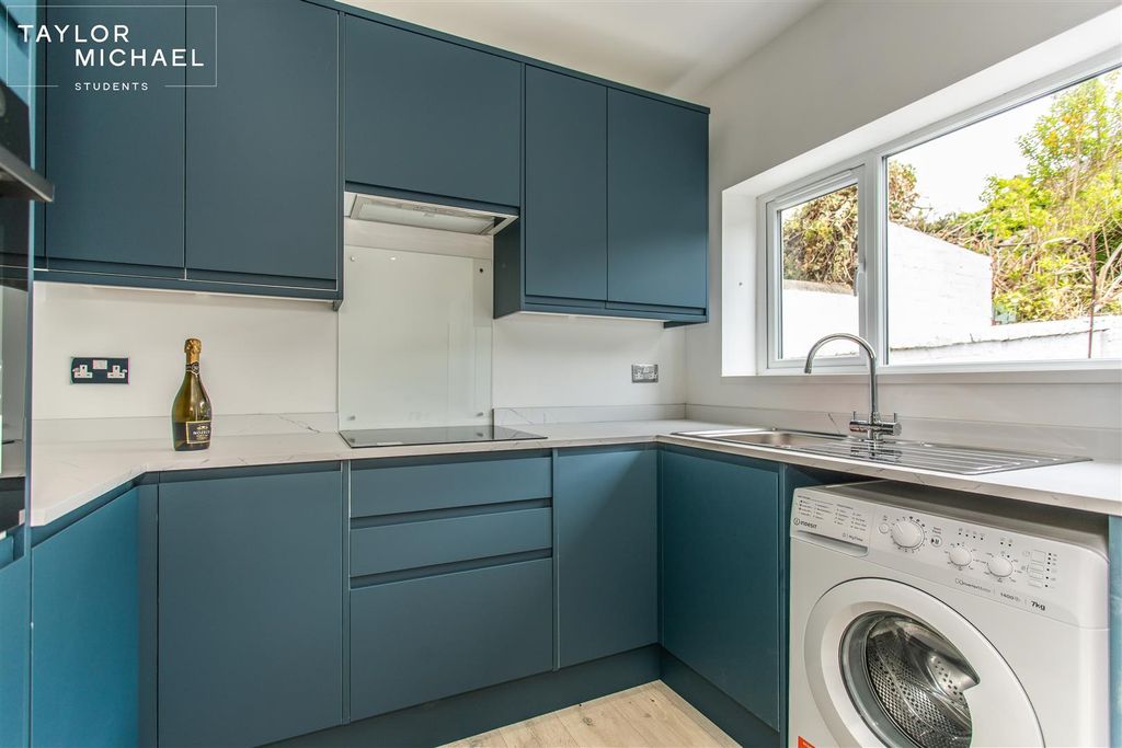 Property photo 2 of 28 Kitchen