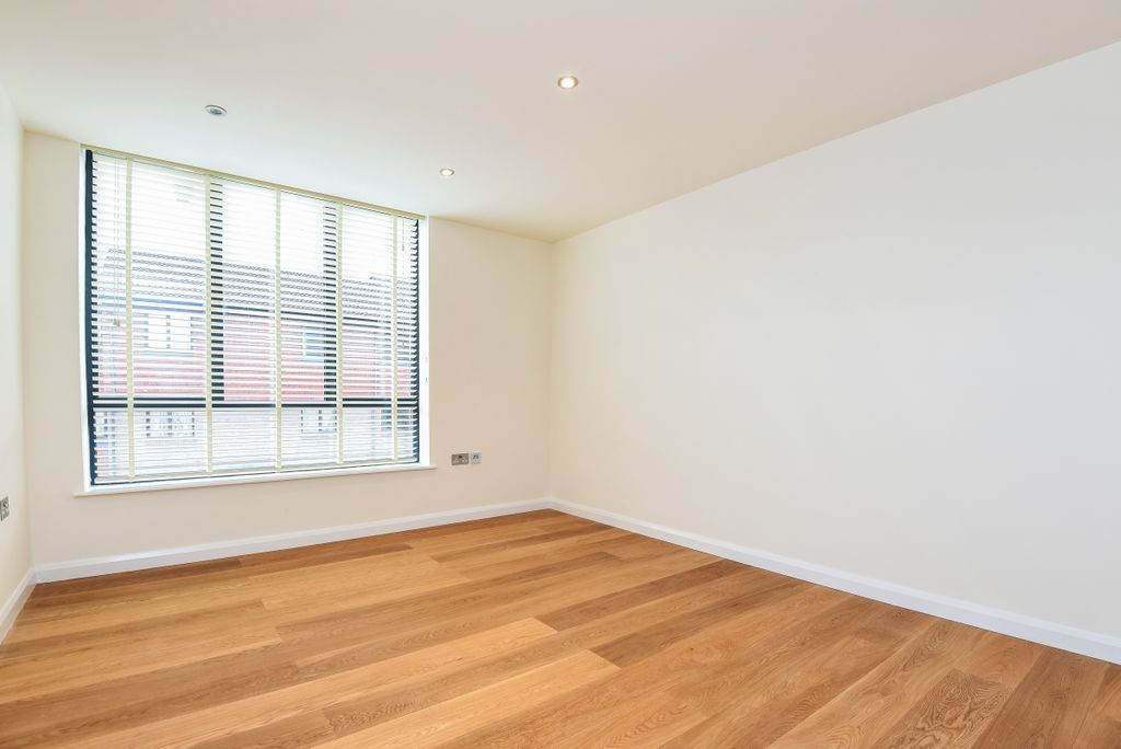 Property photo 2 of 7 London Road (1)