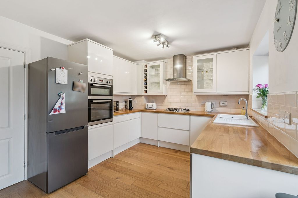 Property photo 3 of 16 Kitchen_Break (2)