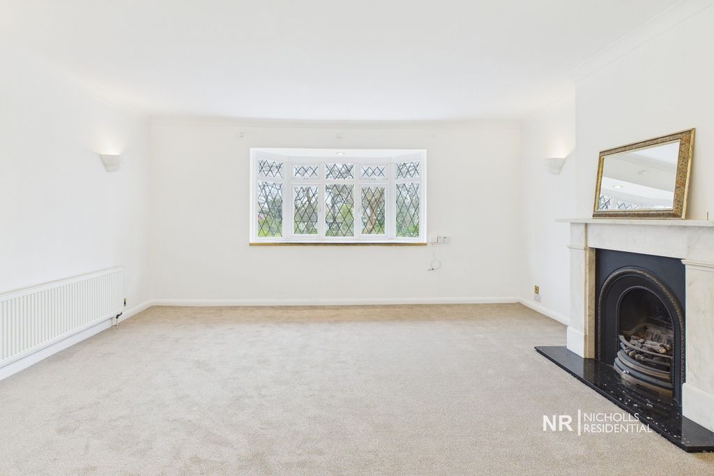 Property photo 2 of 11 Lounge