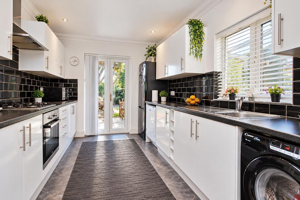 Property photo 3 of 8 36420F2E-2Adc-4717-Ab76-758c9F98Cb82.Png