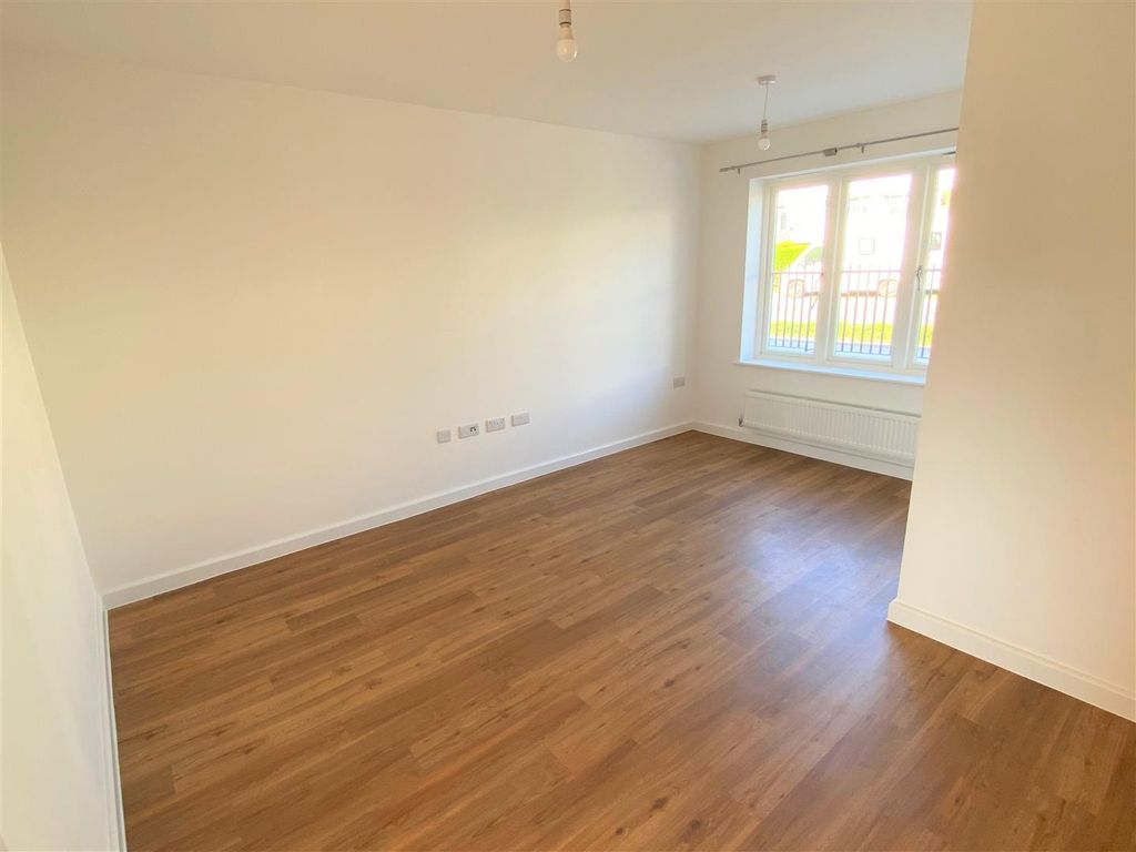 Property photo 2 of 13 32 Quintrell Road Lounge