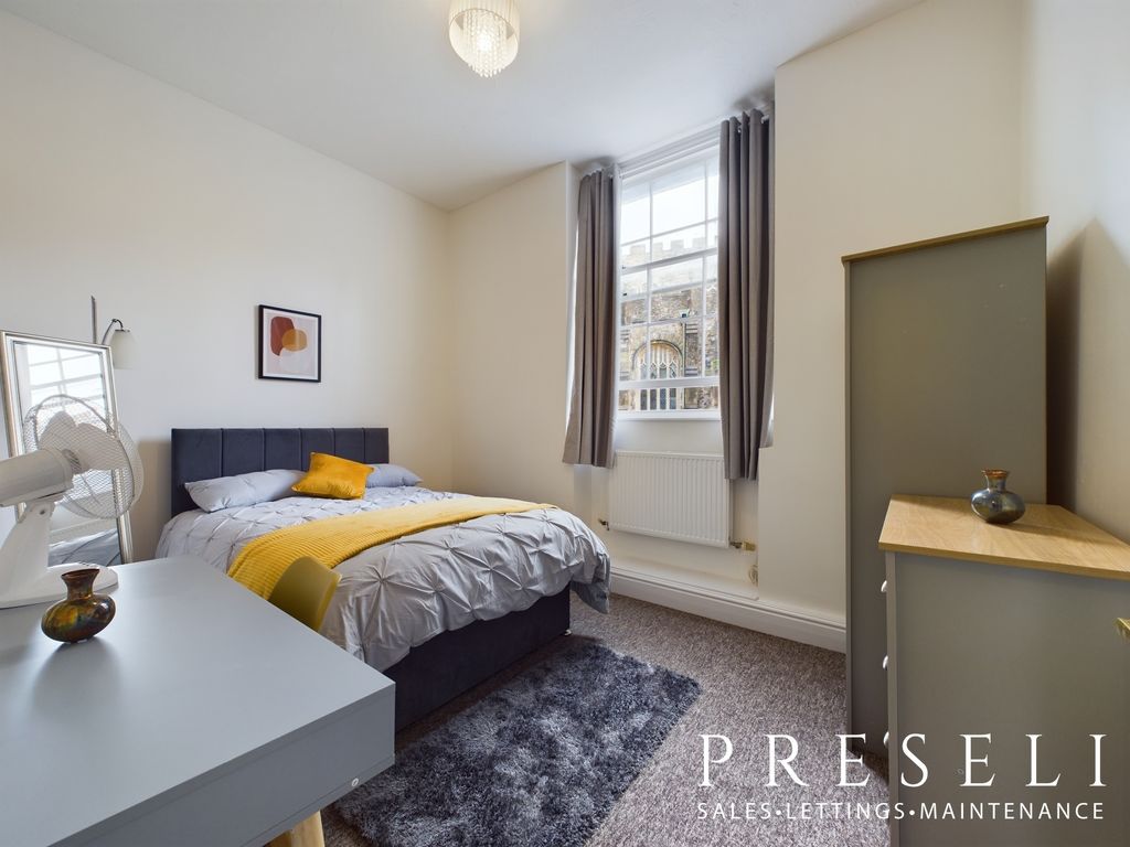 Property photo 1 of 8 Photo 6