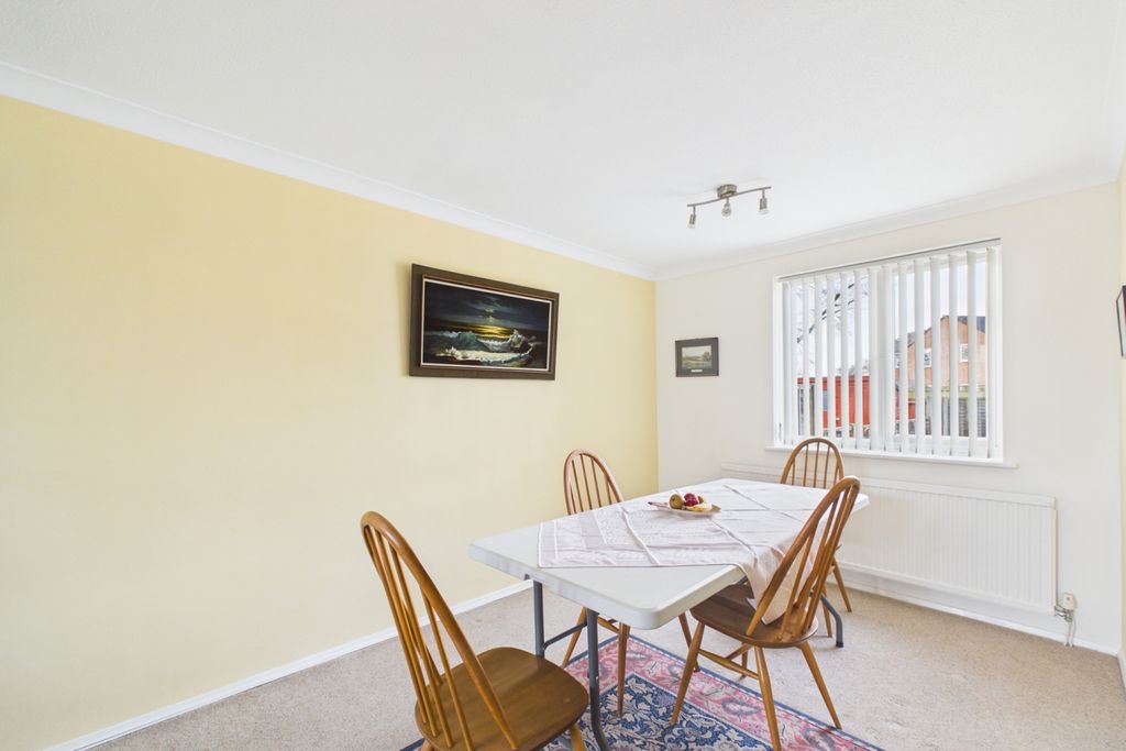 Property photo 3 of 16 Dining Area