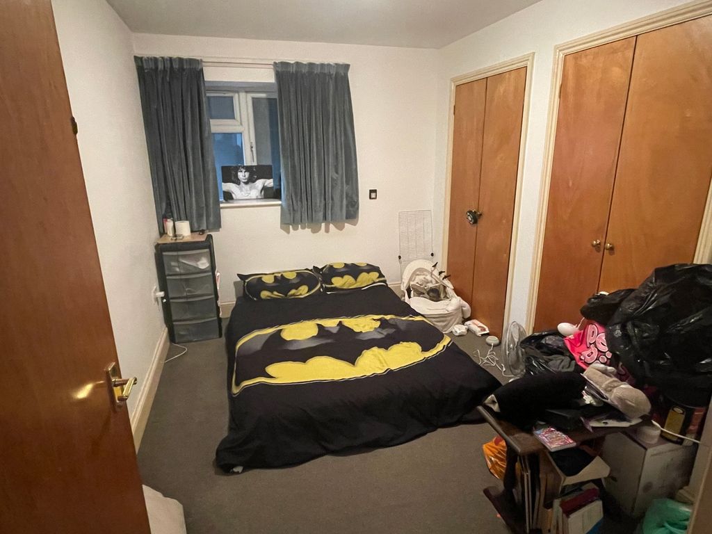 Property photo 3 of 7 A Cozy Double Bedroom With A Playful Batman Theme ...