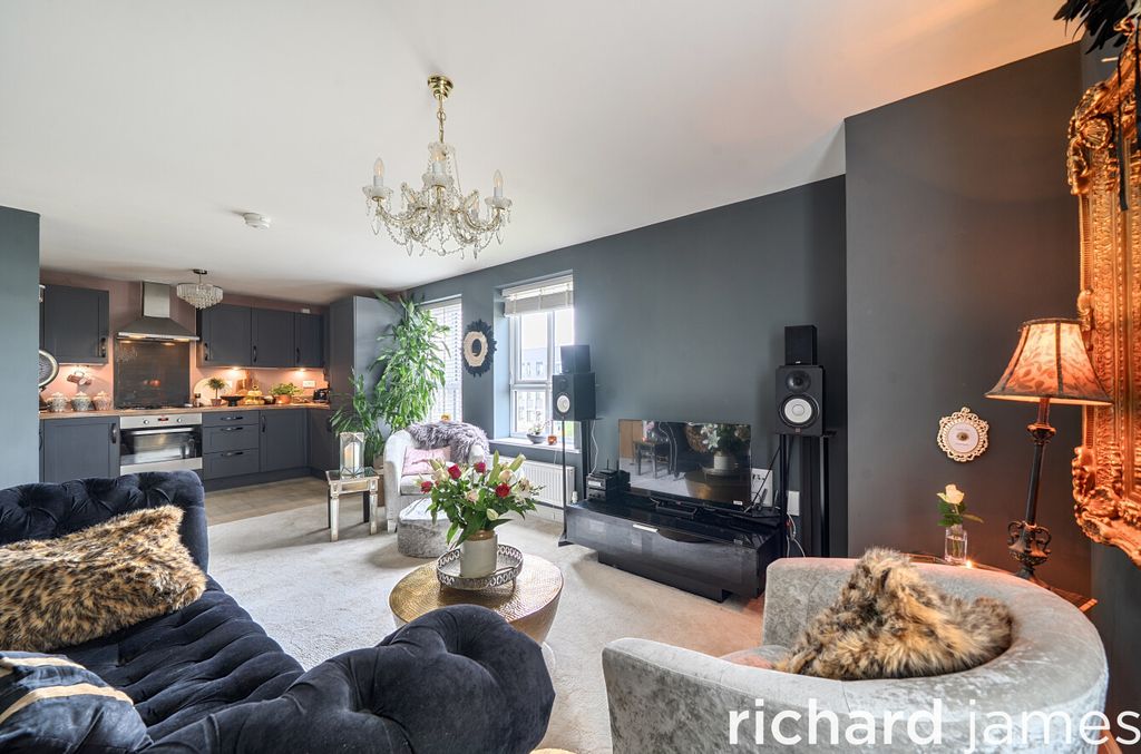 Property photo 3 of 13 0E5895Db0E3A48E39148B4B774404666