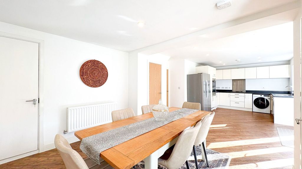 Property photo 3 of 25