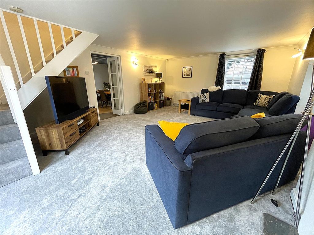 Property photo 3 of 23 Lounge