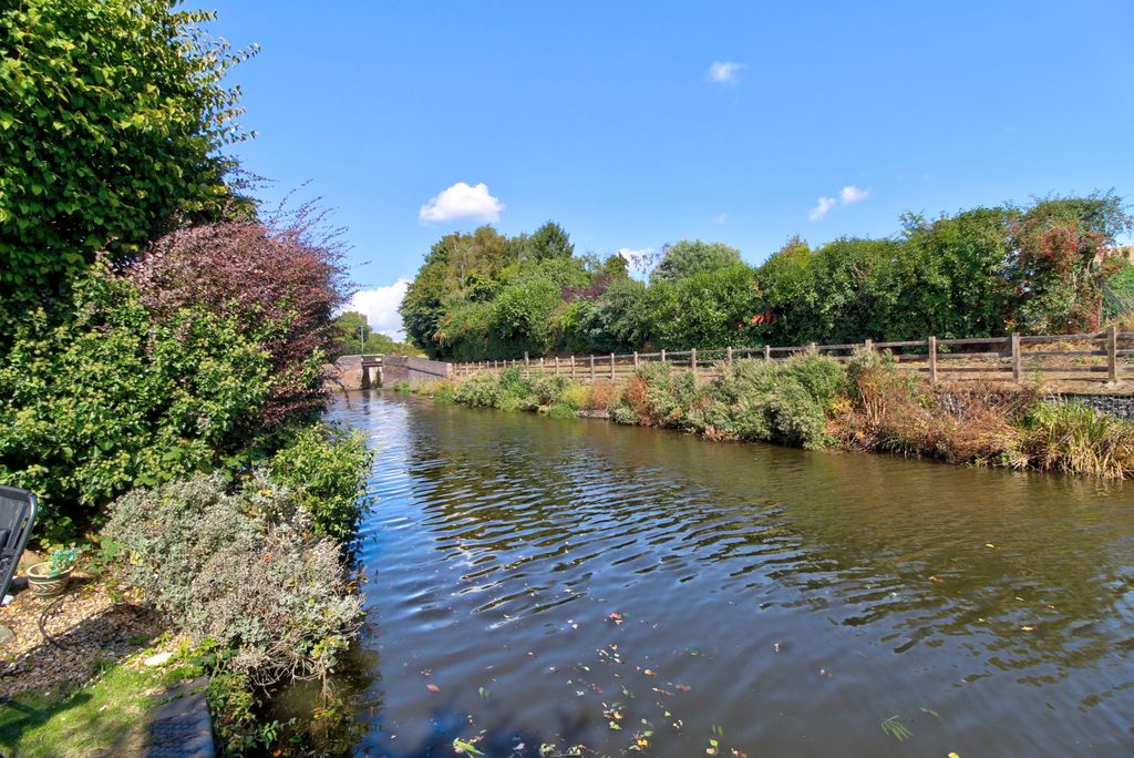 Property photo 2 of 30 Canal Side