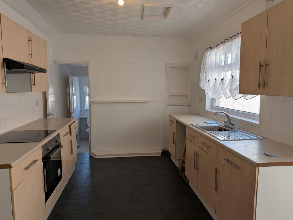 Property photo 3 of 8 Kitchen