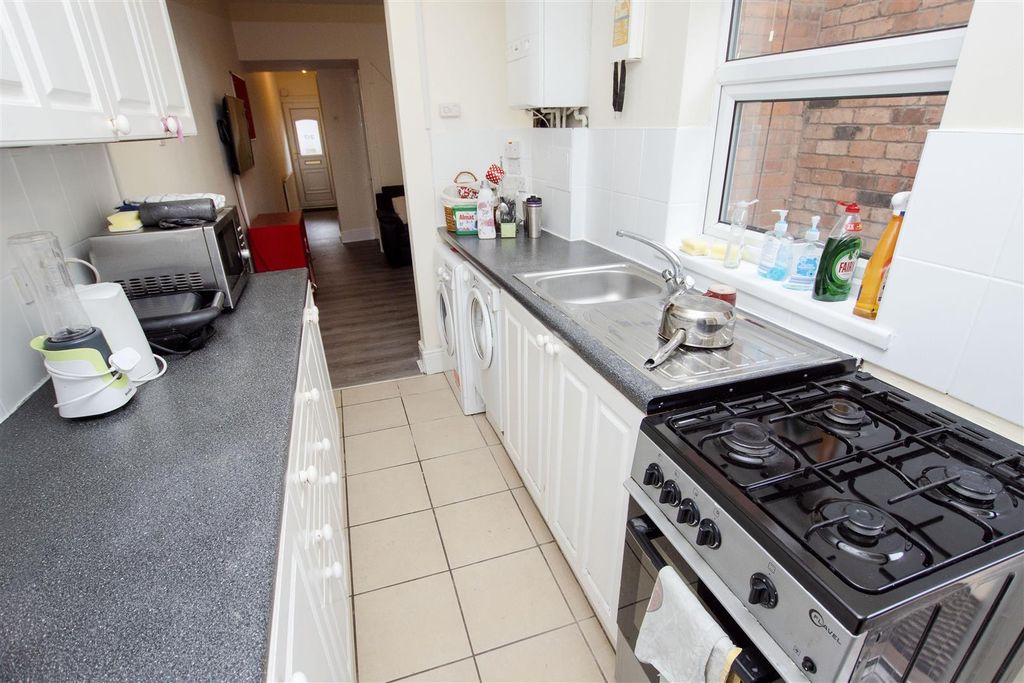 Property photo 1 of 10 Kitchen