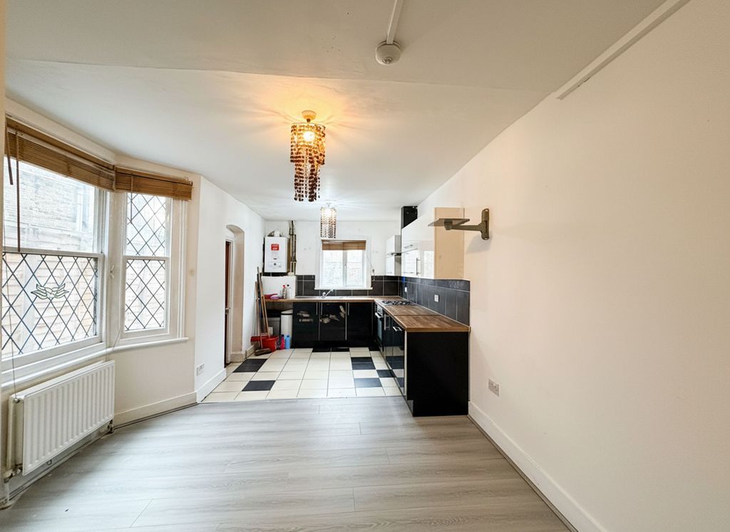 Property photo 3 of 12 High Rd Leytonstone E11