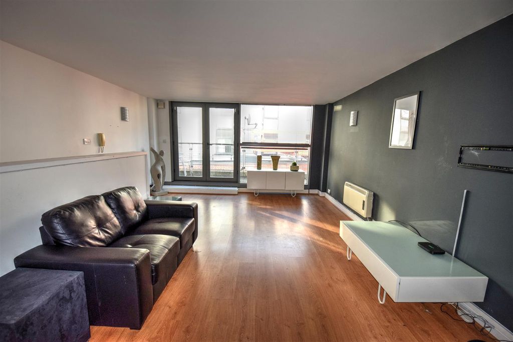 Property photo 2 of 16 Lounge