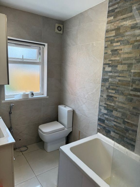Property photo 3 of 10 21 Moathouse Road Bathroom