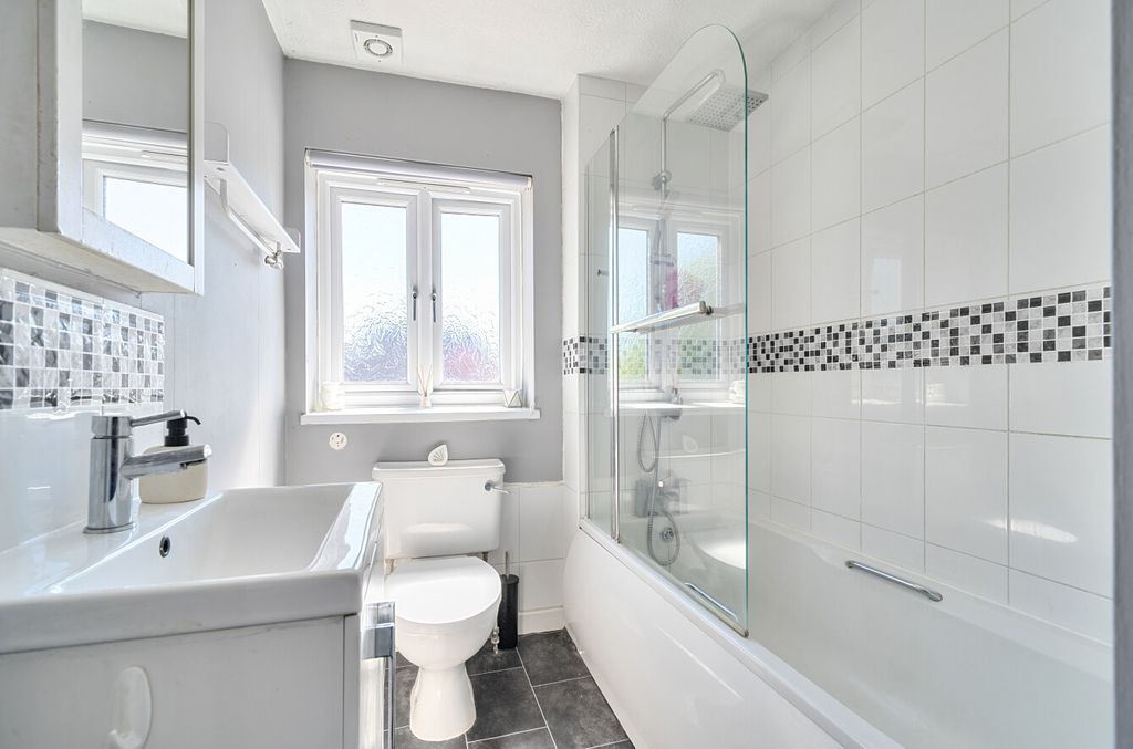 Property photo 3 of 19 Bathroom