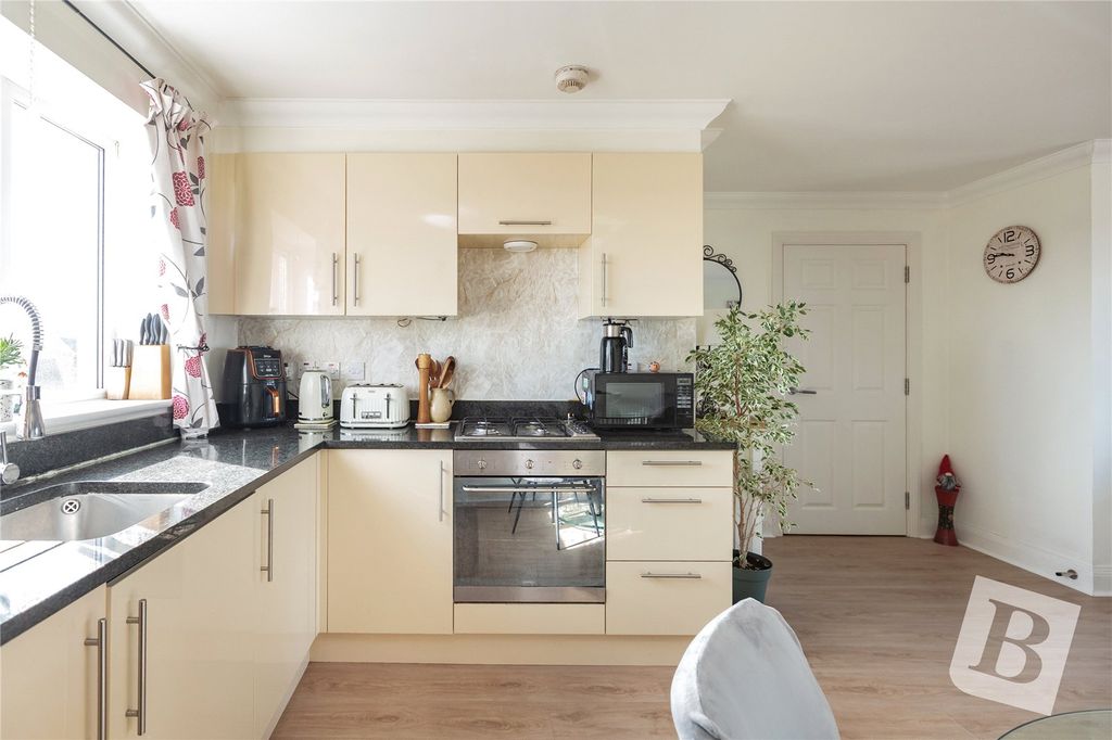 Property photo 3 of 11 Kitchen