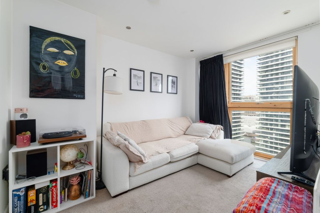 Property photo 2 of 18 Living Room