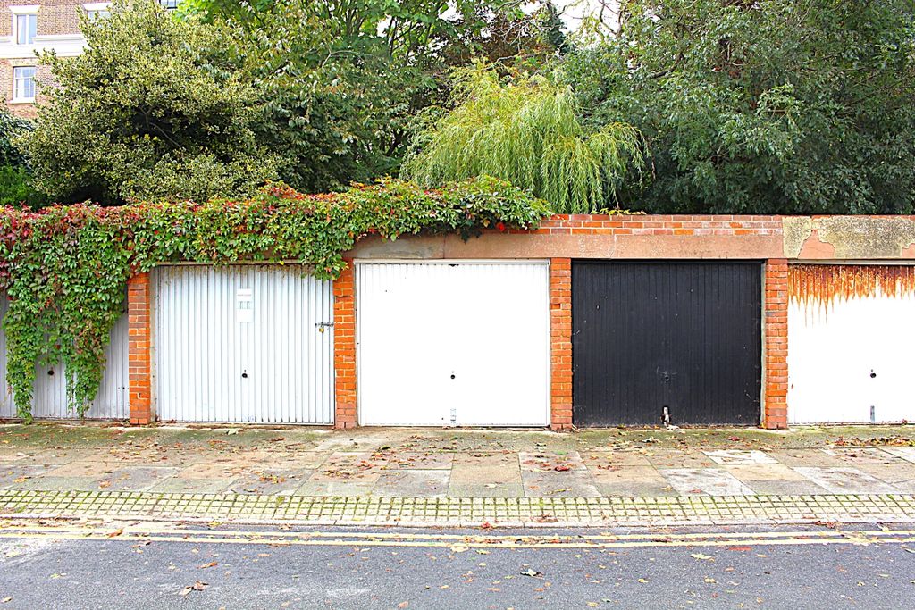 Property photo 3 of 15 Garage