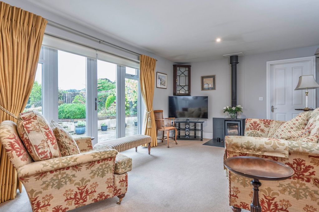 Property photo 2 of 21 Living Room