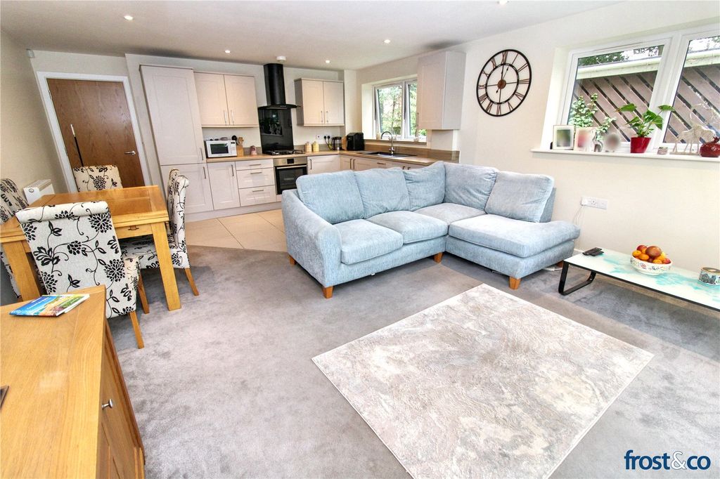 Property photo 3 of 13 Lounge