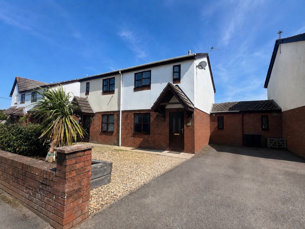 Property photo 1 of 10 Spacious 3 Bedroom Home