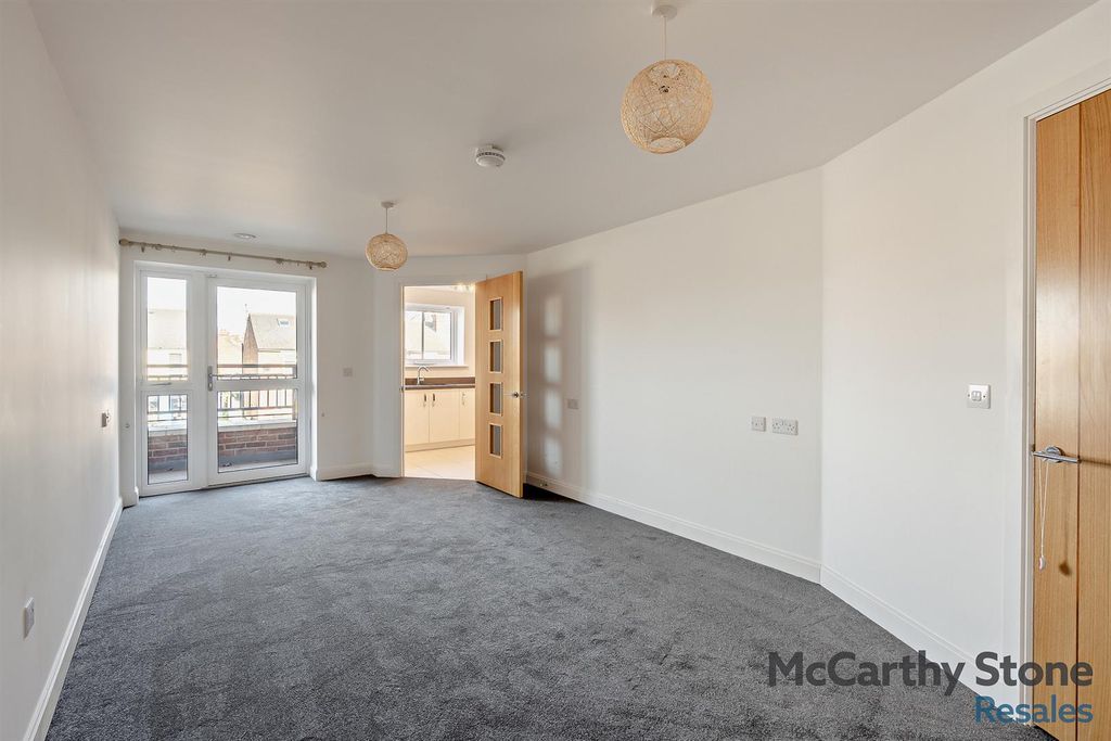 Property photo 3 of 18 8645688-Interior01-800.Jpg
