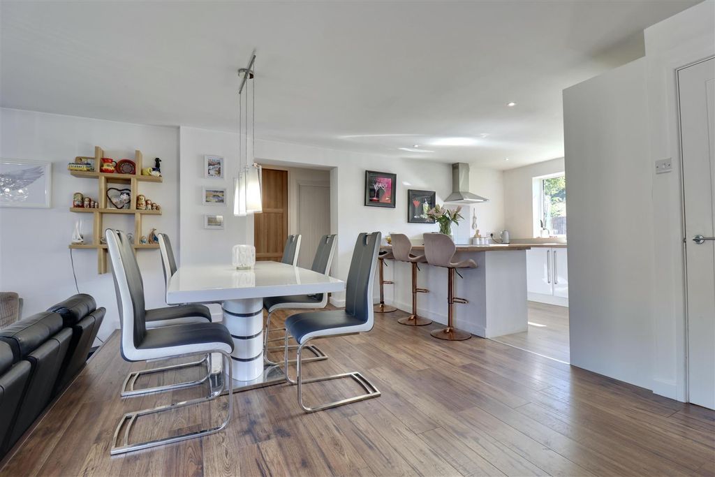 Property photo 3 of 23 A23Dde6F-Ca96-40CC-Ad91-E207027B45Db_1_201_A.Jpeg