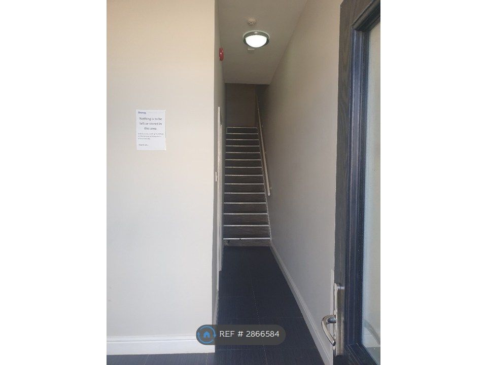 Property photo 2 of 10 Communal Entrance