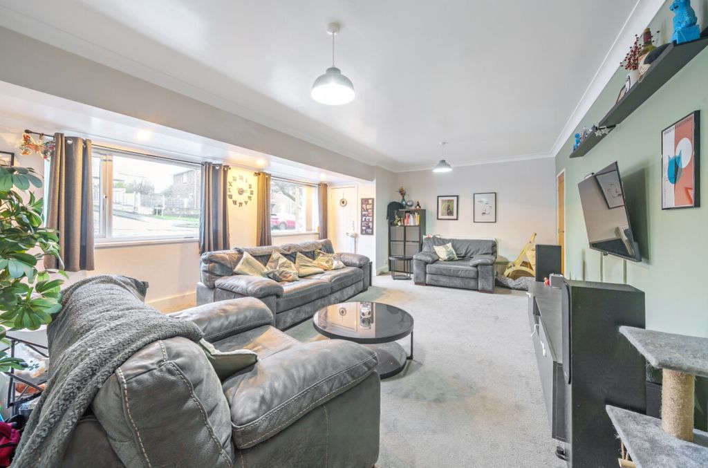 Property photo 3 of 20 Spacious Livingroom