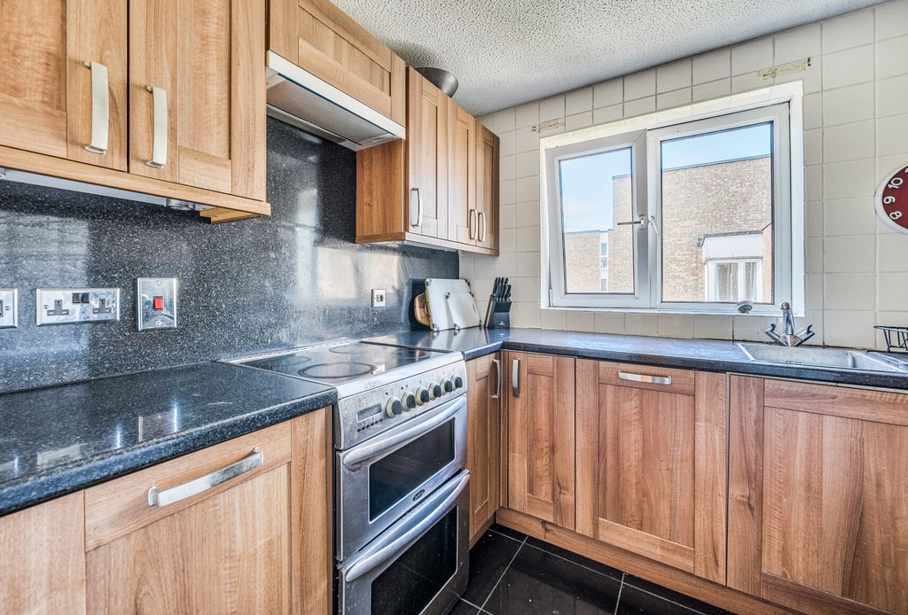 Property photo 3 of 18 1332165-13-688748...