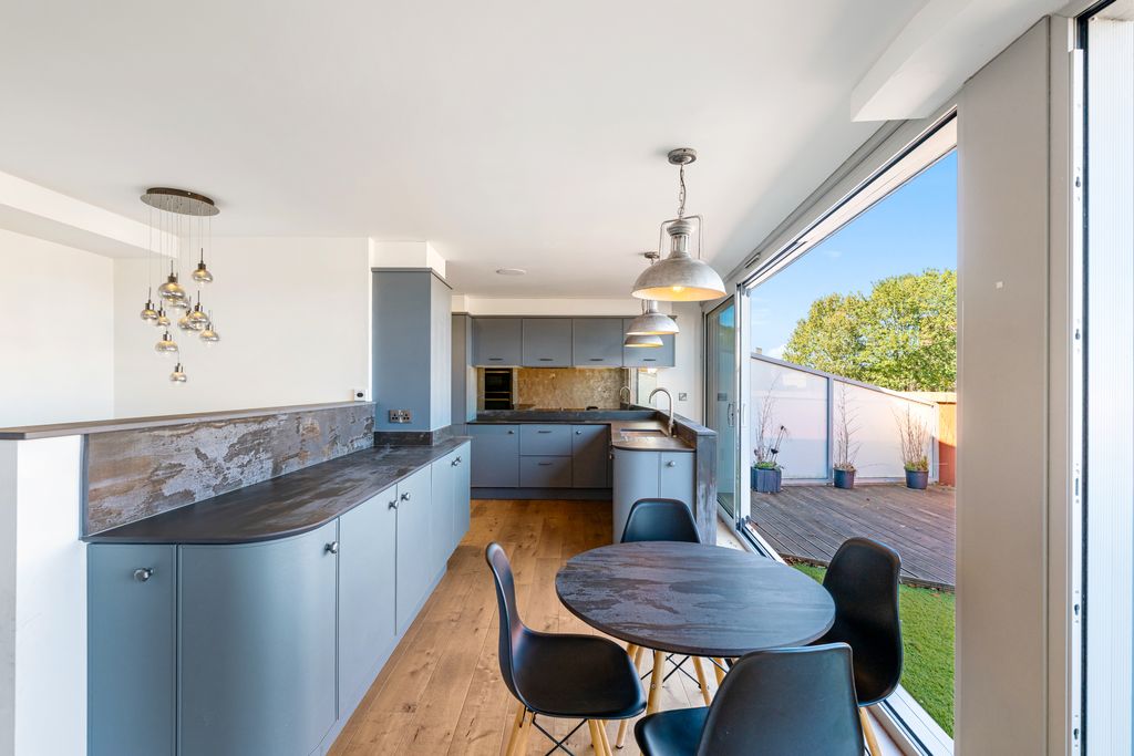 Property photo 3 of 39 103