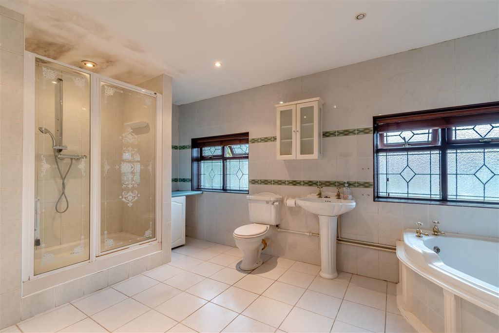 Property photo 2 of 22 Bathroom