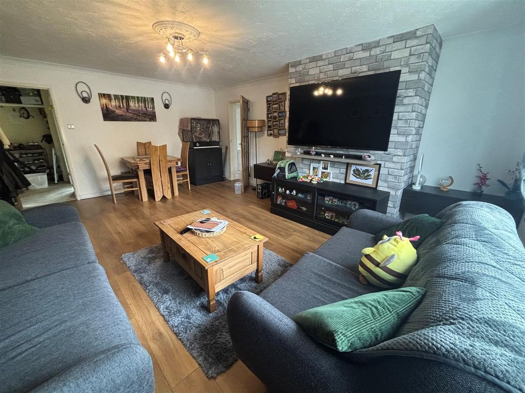 Property photo 2 of 11 Lounge