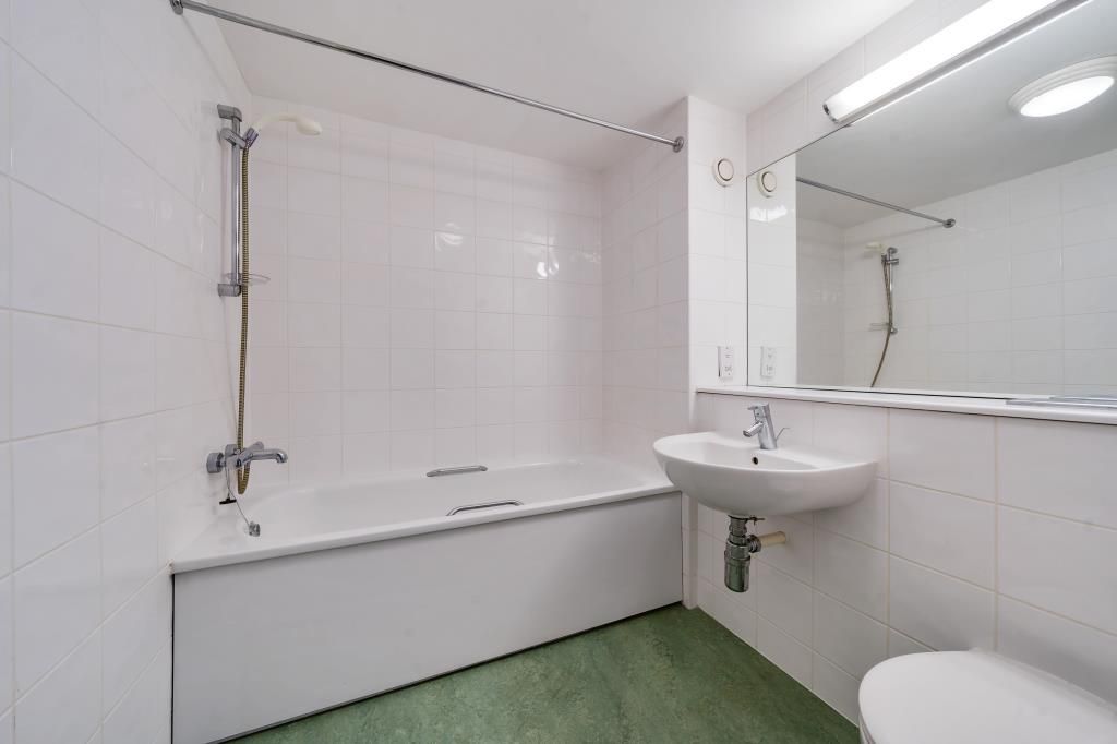 Property photo 3 of 12 Bathroom