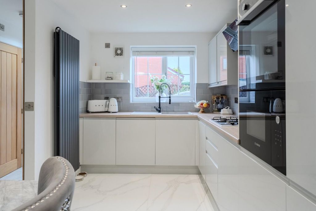 Property photo 3 of 21 Brierley Lane-16.Jpg